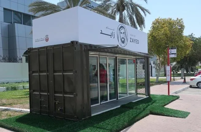 أبو ظبي تحول حاويات الشحن القديمة إلى مواقف للحافلات