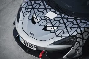 ماكلارين 620R .. نقلة جديدة في عالم السيارات الرياضية