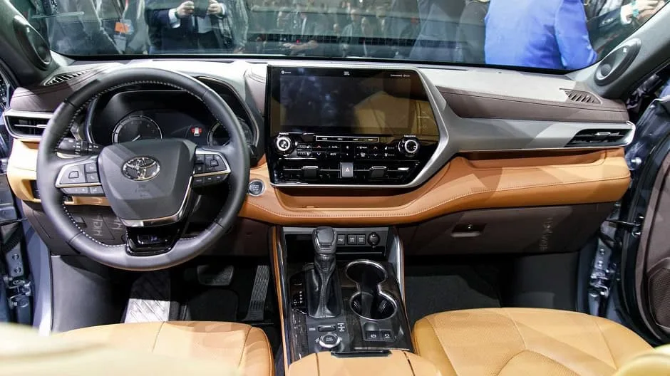 سعر تويوتا هايلاندر 2020 الجديدة الأكبر حجماً من سيارة RAV4 | ArabGT