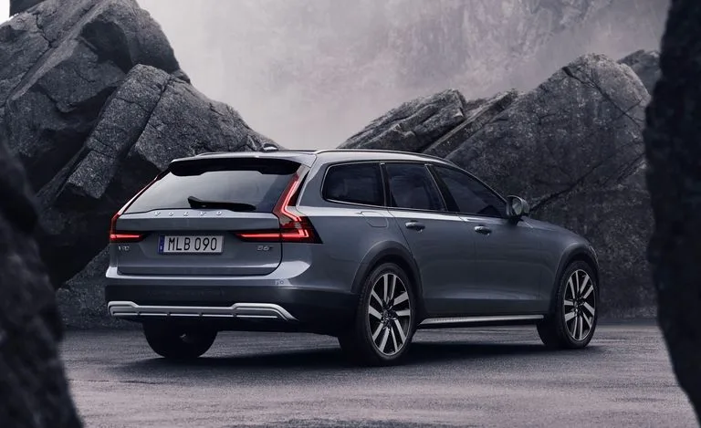 فولفو تكشف عن تطوير S90 و V90 موديل 2021