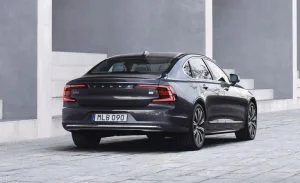 فولفو تكشف عن تطوير S90 و V90 موديل 2021 - صورة 2