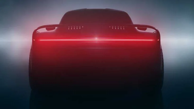 بورشه 911 بهيكل من ألياف الكربون