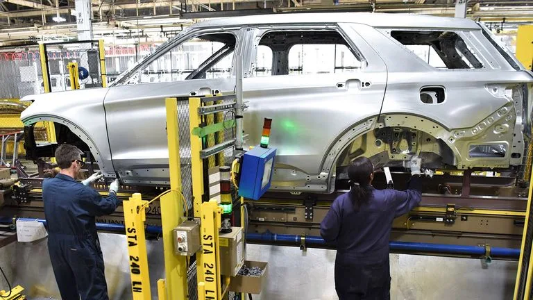 صانعو السيارات الأمريكية يبحثون سبل إعادة فتح المصانع وعودة الانتاج