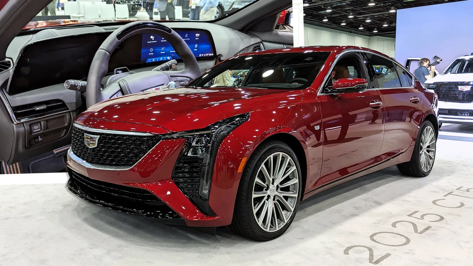 كاديلاك تقدم CT5 للعام 2025