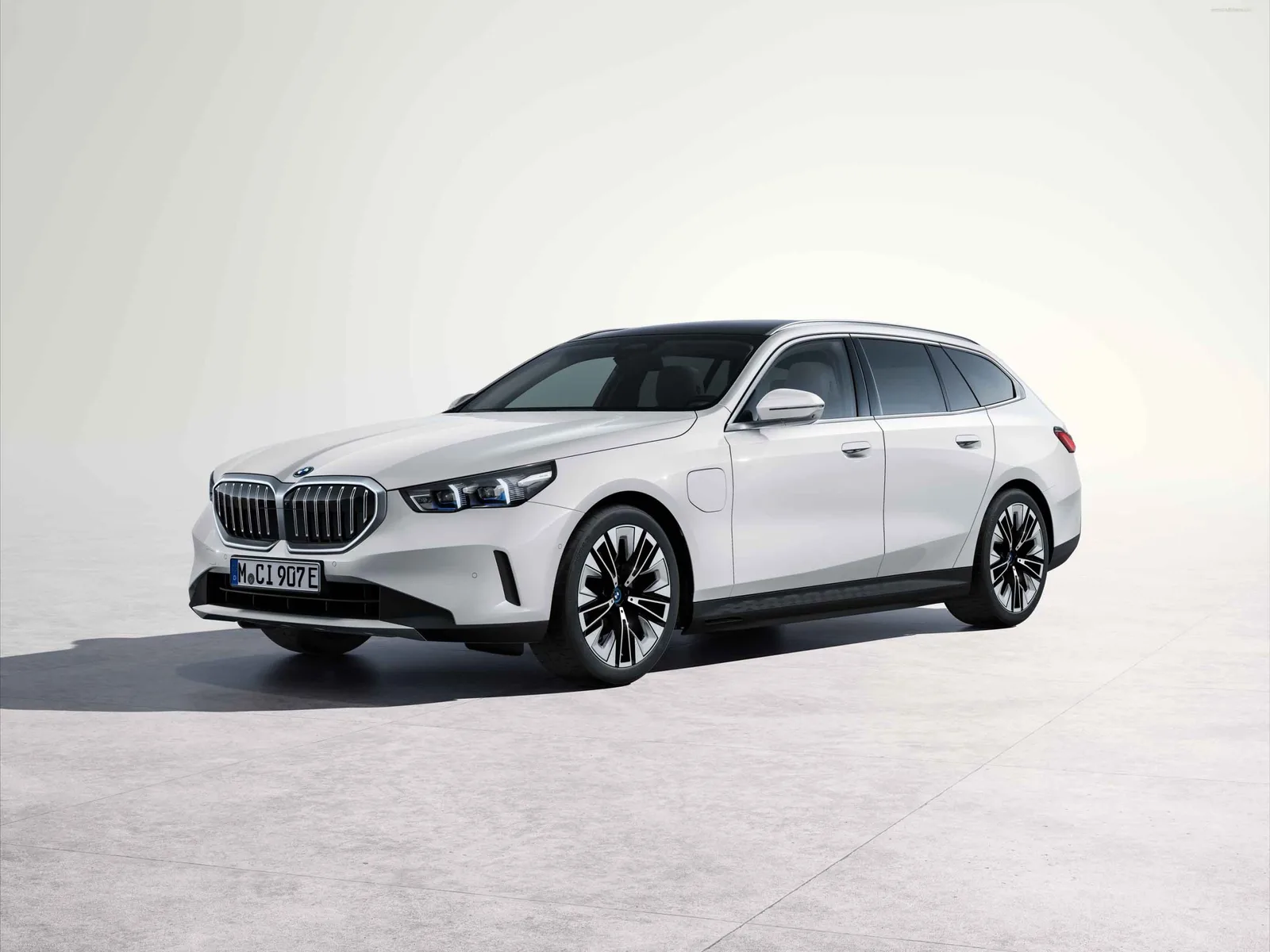 بي إم دبليو 530 e 2024 .. طفرة فى عالم السيارات الكهربائية