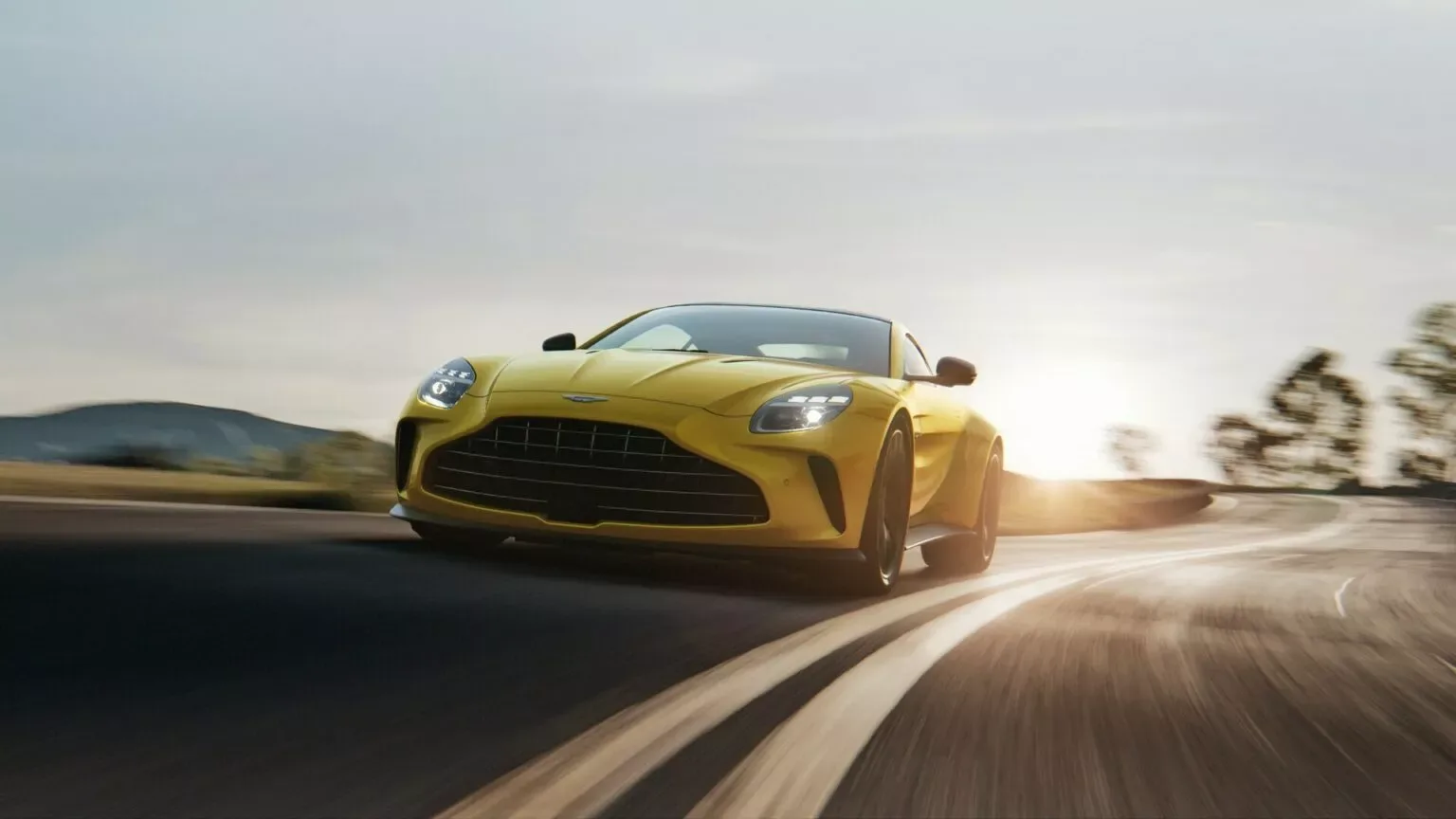 أستون مارتن فانتاج 2025 مذهلة بمحرك V8 بقوة 656 حصان