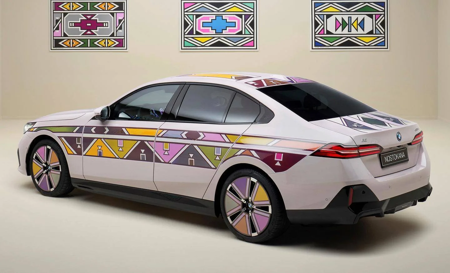 شاهد … BMW تفاجئ العالم بسيارتها الجديدة التي يمكنها تغير لونها