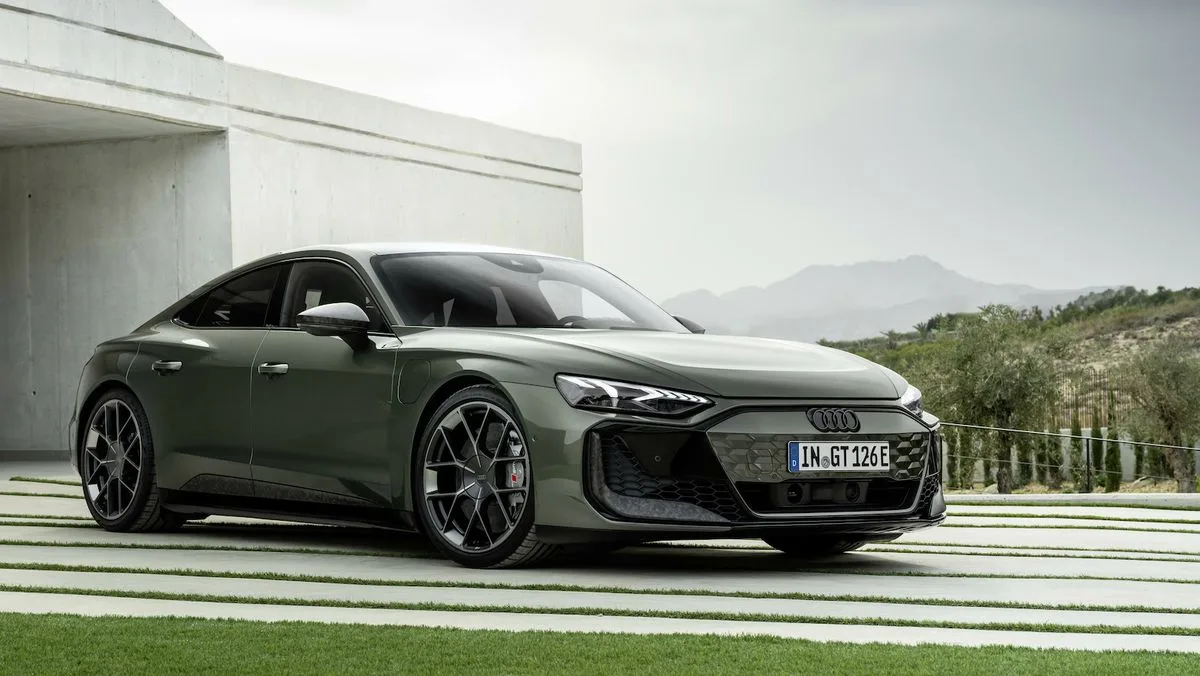 أودي RS e-tron GT بمحركات كهربائية ترفع قوتها إلى 912 حصانًا