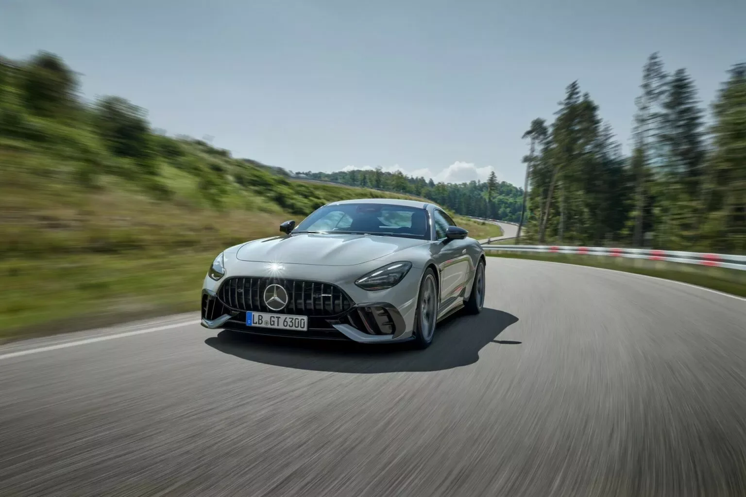 مرسيدس AMG GT63 Pro 2025 تحتوي على كل ما تحتاجه سيارة رياضية