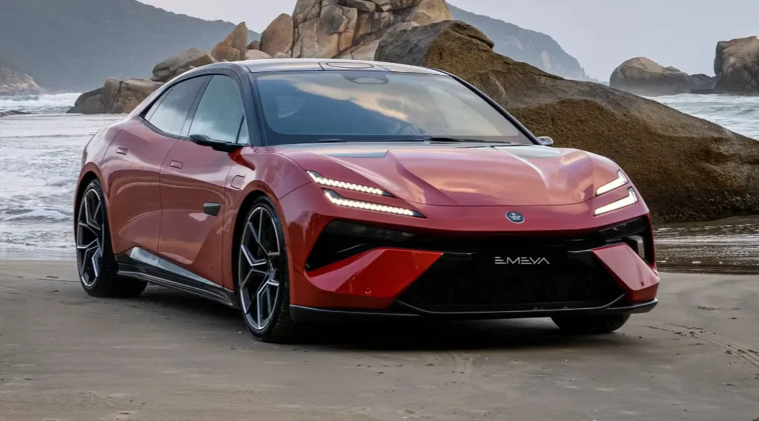 تفاصيل سيارة Lotus Emeya الكهربائية لعام 2025