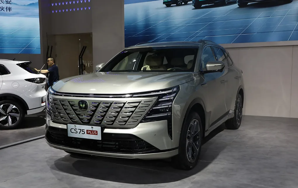 سيارة شانجان CS75 Plus SUV الجديدة كليًا تظهر لأول مرة في معرض تشنغدو للسيارات