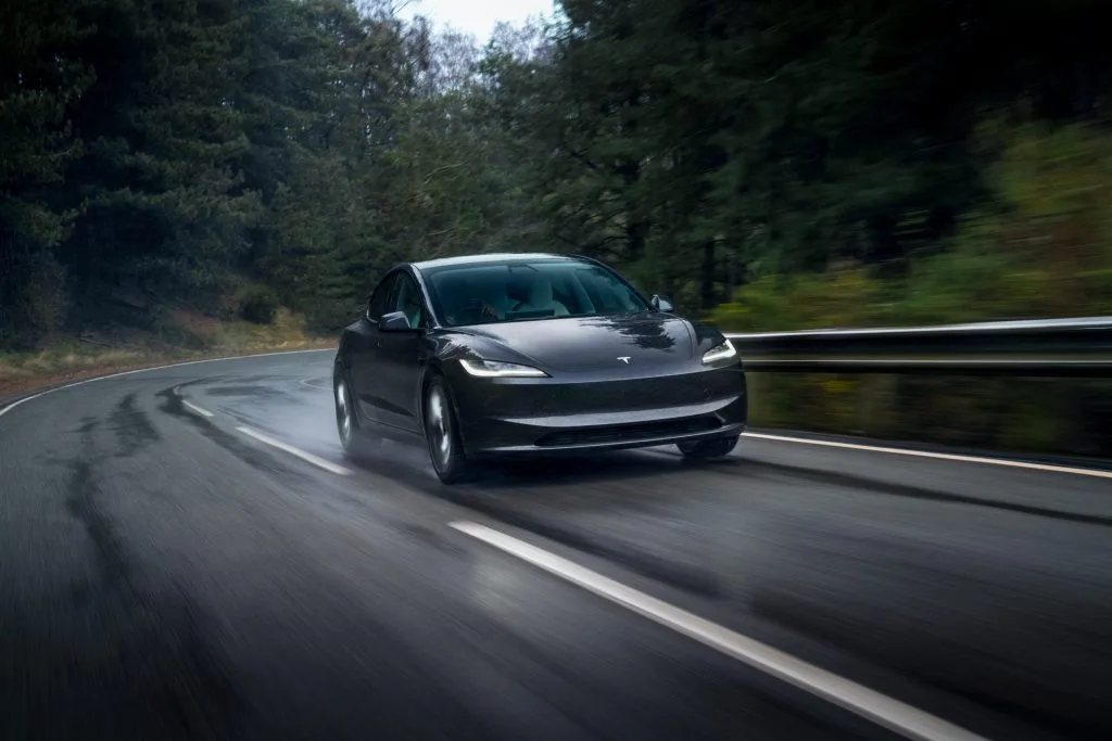 طراز Tesla Model 3 يحصل على نسخة جديدة طويلة المدى بمدى 436 ميلاً