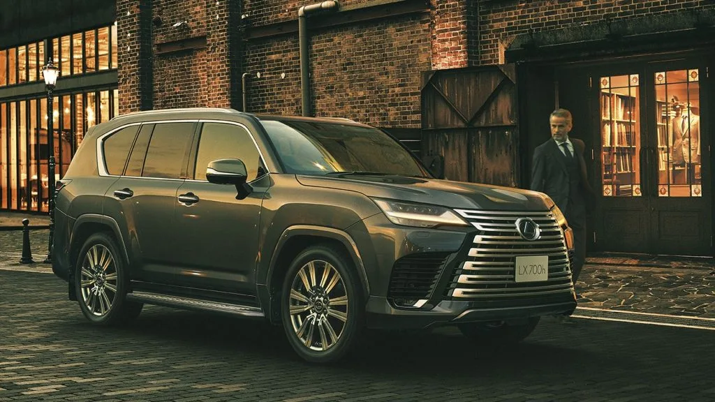 لكزس LX 700h 2025 سيارة هايبرد كبيرة جديدة للطرق الوعرة