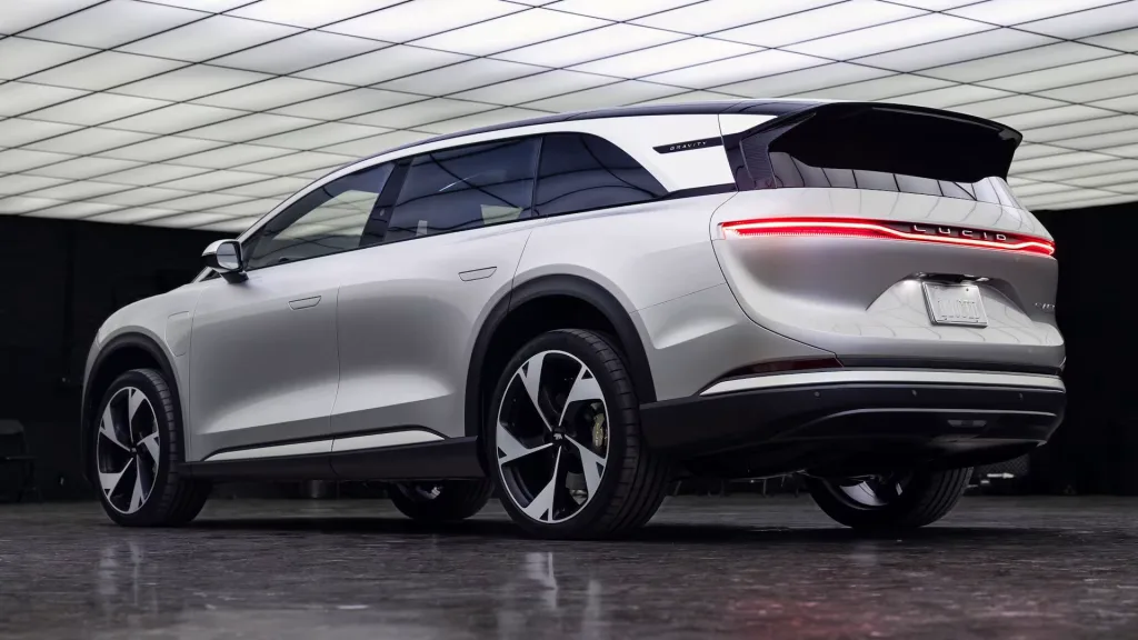 أول سيارة لوسيد SUV أرخص سعراً من المتوقع
