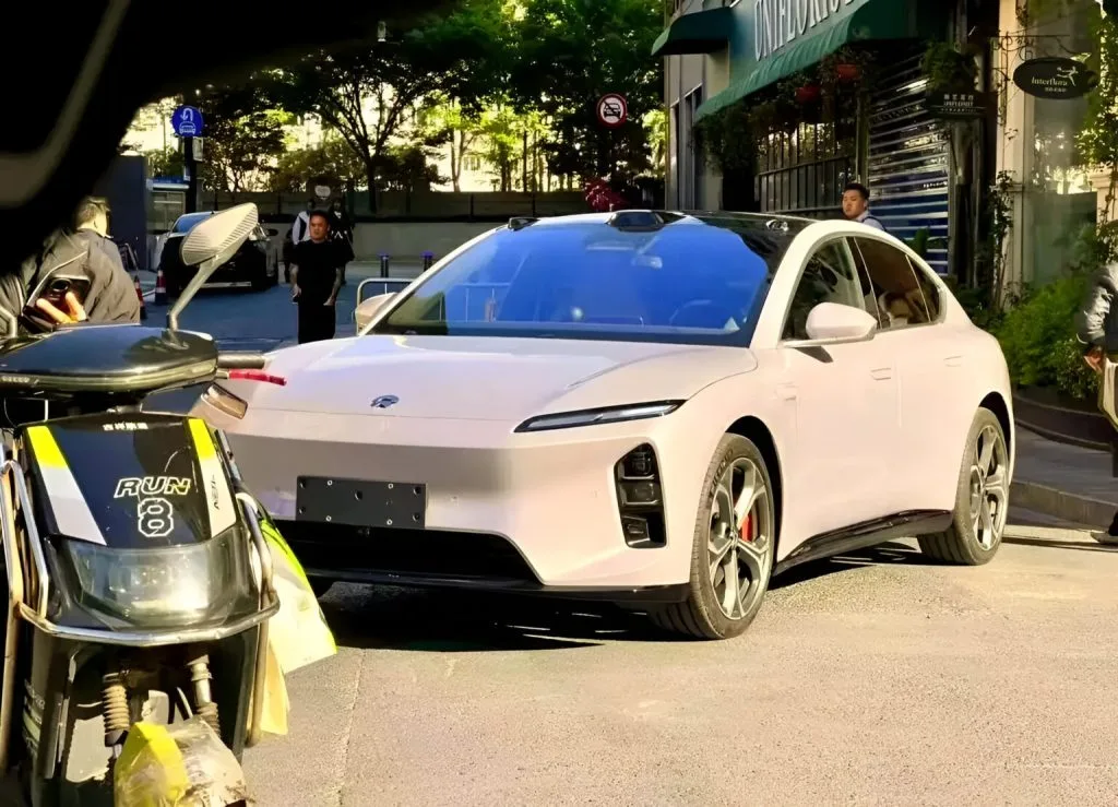 NIO ET5 2025: تصميم محدث وتقنيات ذكاء اصطناعي متقدمة