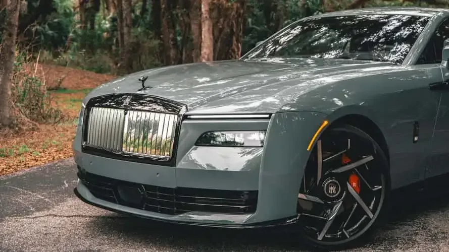 كيف أعادت Rolls-Royce تعريف الفخامة مع Spectre Black Badge