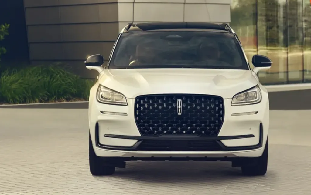 لينكون كورسير 2025: مواصفات الفخامة والأداء في سيارة SUV مدمجة