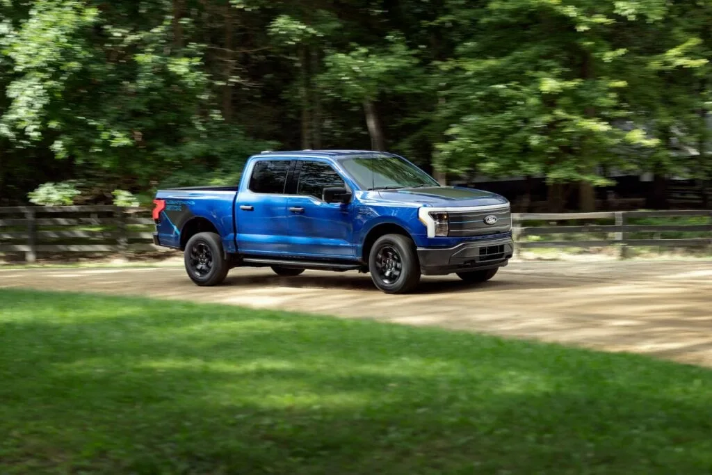 فورد تكشف عن F-150 Lightning STX 2026