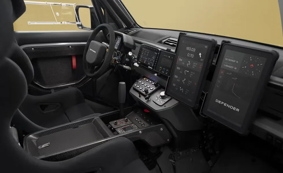 لاند روفر دفندر داكار D7X-R: وحش جاهز لابتلاع رمال الصحراء