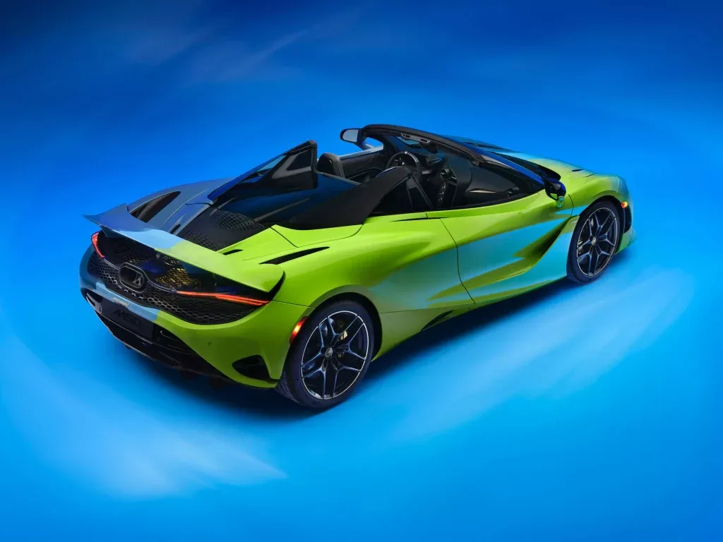طلاء سيارة ماكلارين 750S سبايدر الجديدة لا يعكس الضوء فحسب، بل يحوله أيضًا