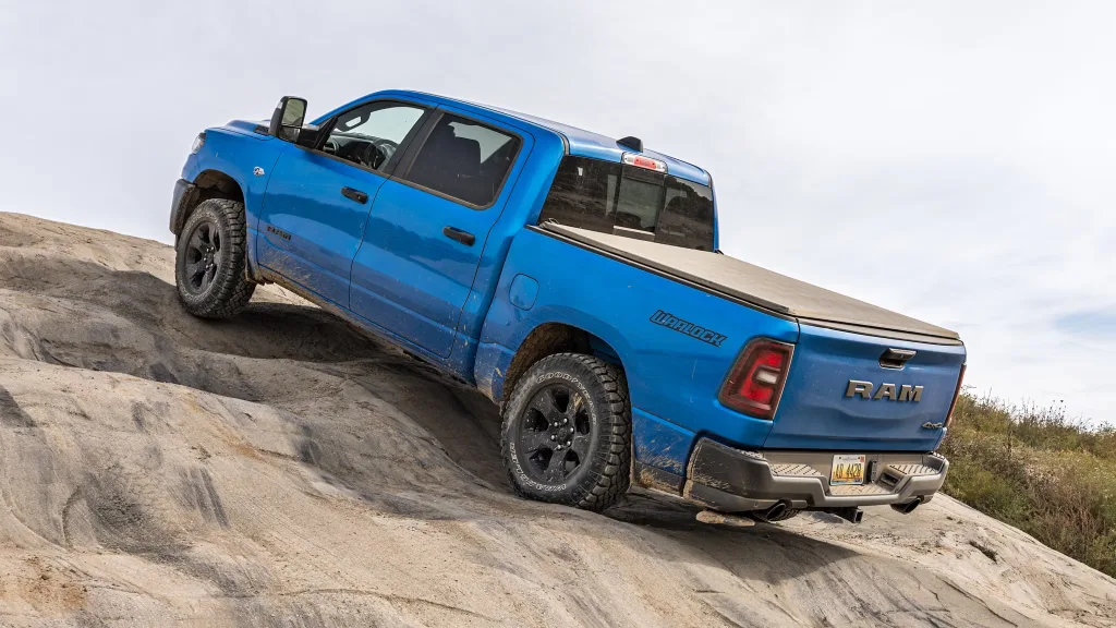 اختبار أول لـشاحنة رام 1500 Warlock V-8 الجديدة 2026