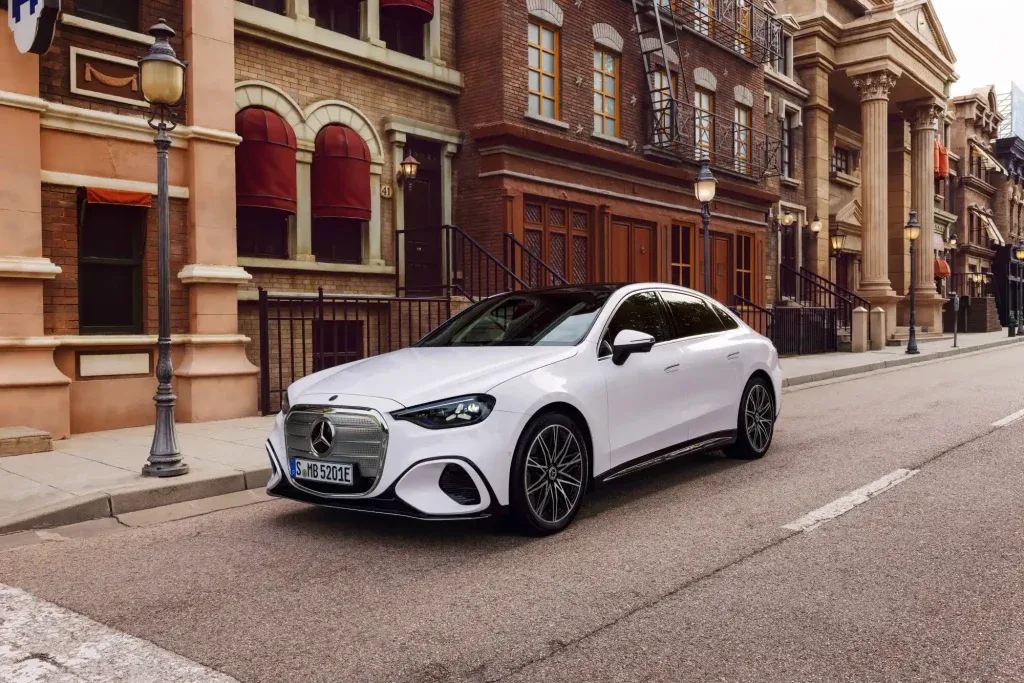 مرسيدس تكشف عن سيارة C-Class الجديدة كلياً بمدى كهربائي طويل