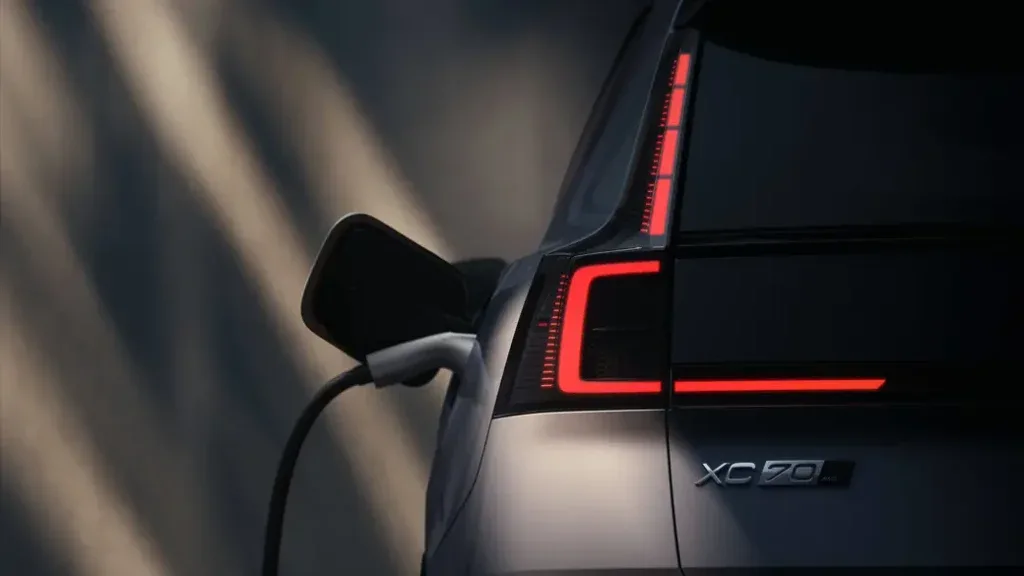 فولفو تقدم الجيل الأحدث من XC70 بتقنيات هجينة متطورة