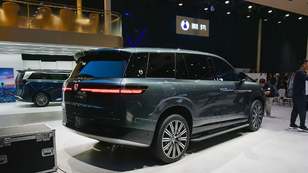 إطلاق الستار عن التصميم الداخلي لسيارة Denza N9 SUV الفاخرة - صورة 2