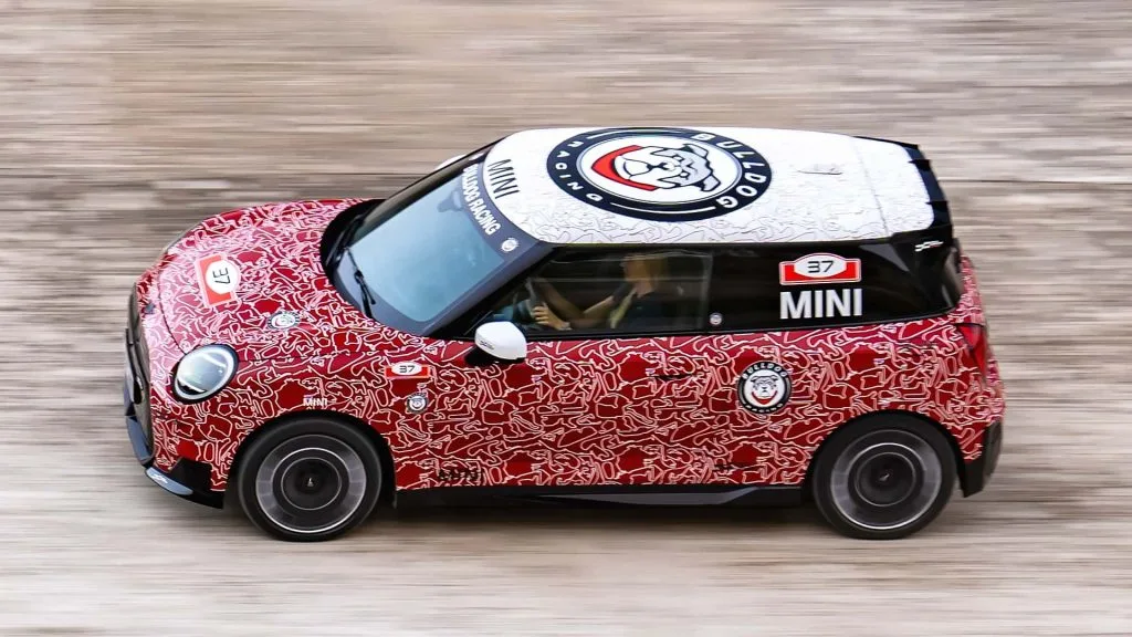 ميني JCW E: هاتشباك كهربائية عالية الأداء بقوة 255 حصان
