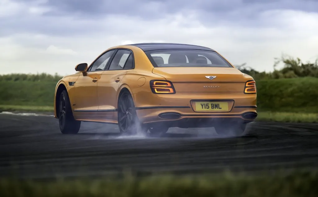 إطلاق وشيك لبنتلي فلاينج سبير الجديدة بمحرك هجين V8 وبقوة 771 حصان