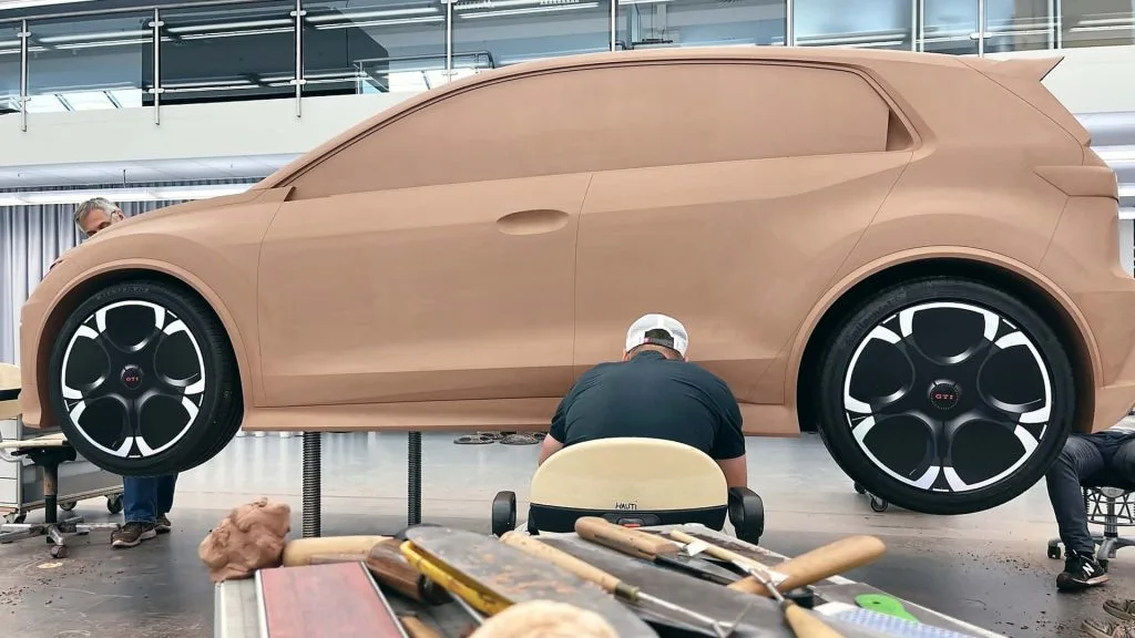 فولكس فاجن GTI الكهربائية: تجربة قيادة ممتعة وجديدة