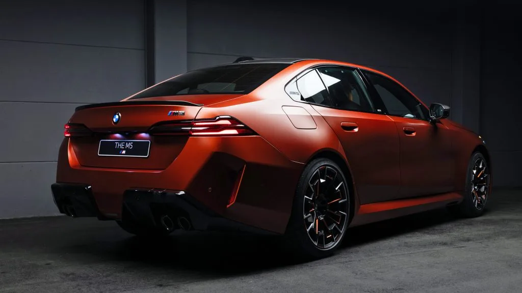 سيارة BMW M5 موديل 2025 الفريدة تعرض في مزاد خيري - صورة 2
