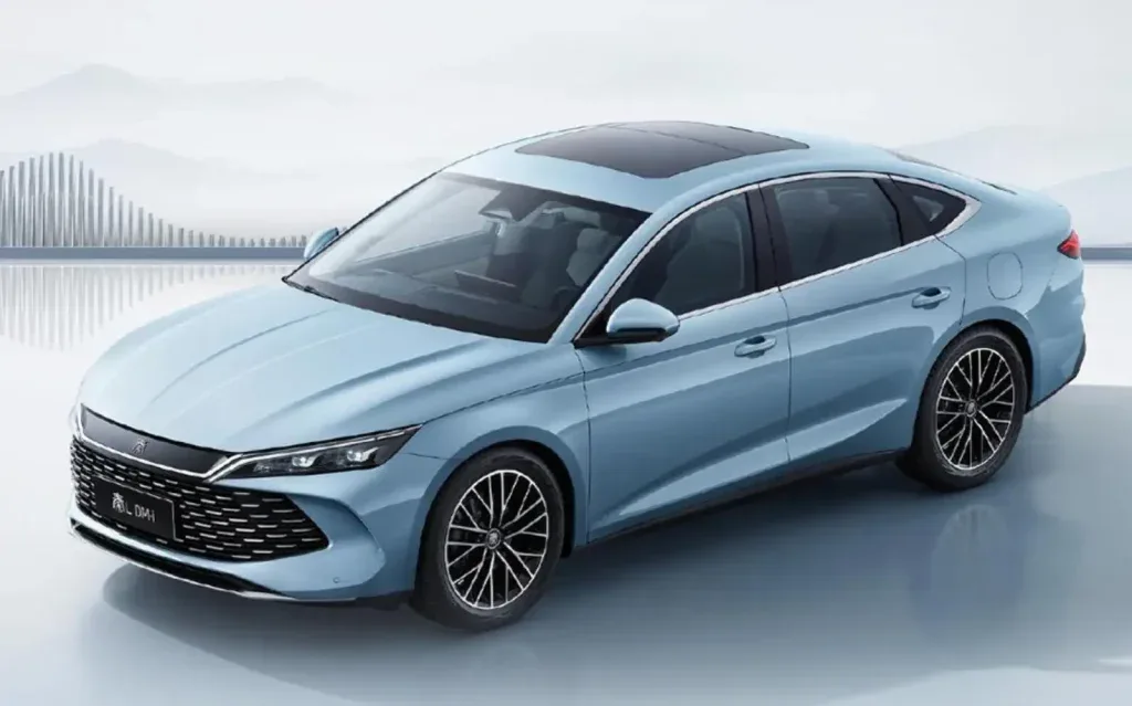 إطلاق BYD Qin L في الصين: سيارة هجينة بمدى غير مسبوق يصل إلى 2,100 كم