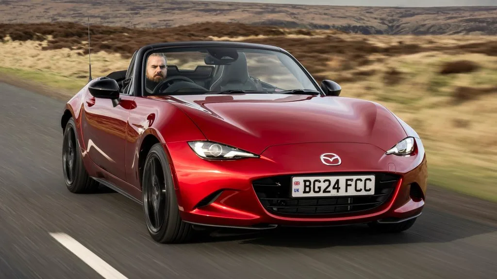 مازدا MX5 مياتا 2024 سيارة عملية بتصميم رياضي
