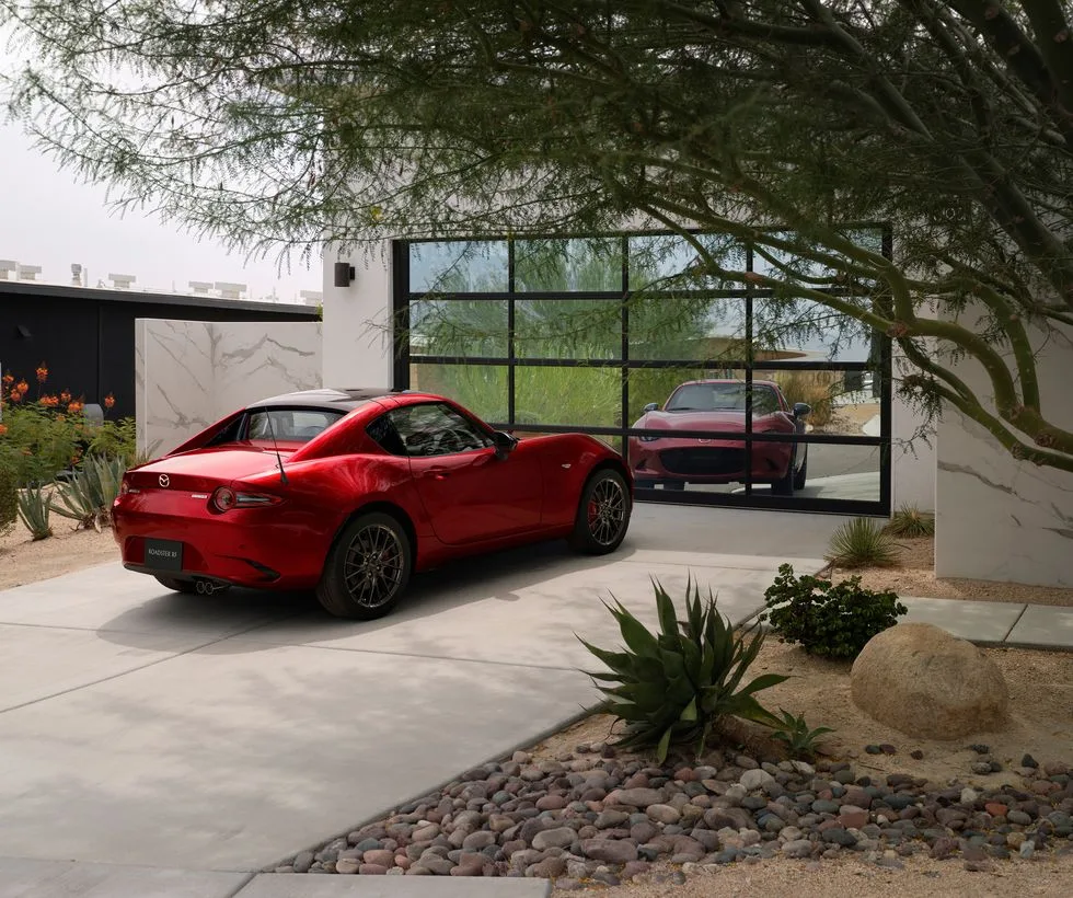 مازدا MX5 مياتا 2024 سيارة عملية بتصميم رياضي - صورة 2
