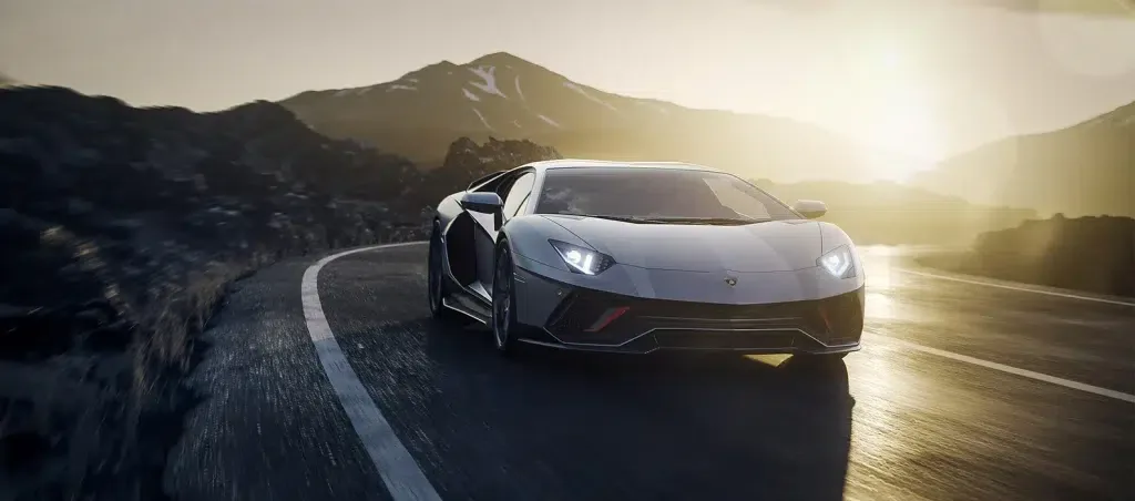 سيارت ذات محرك V12 الجديدة المتاحة للشراء في عام 2024 - صورة 2