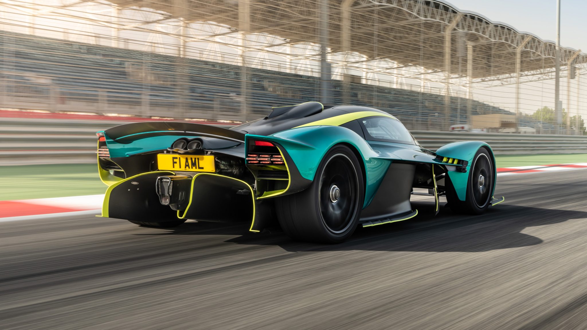 2-Aston-Martin-Valkyrie