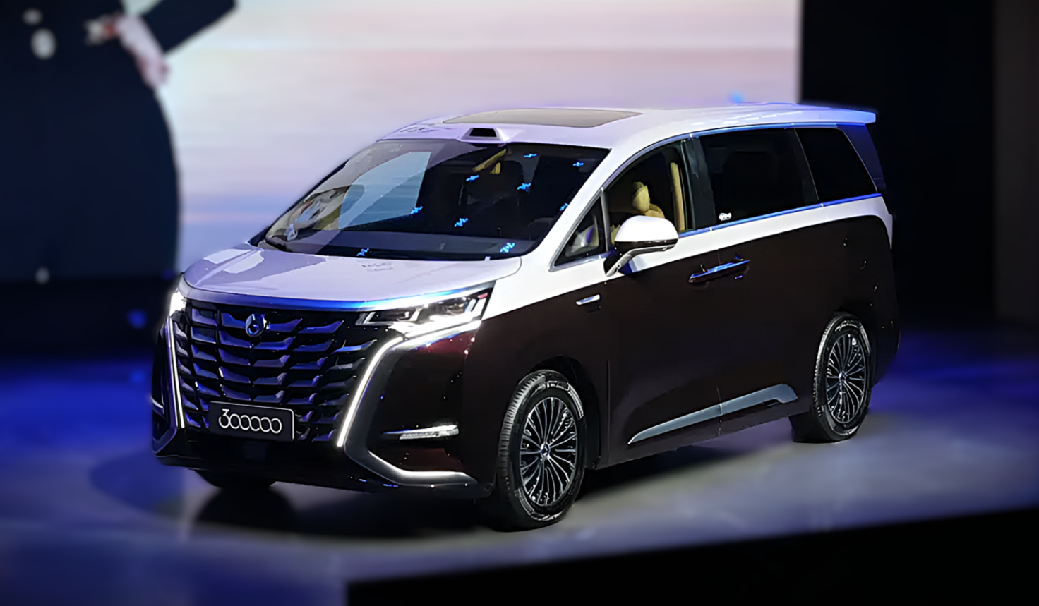 سيارة Denza D9 من BYD تحقق مبيعات قياسية