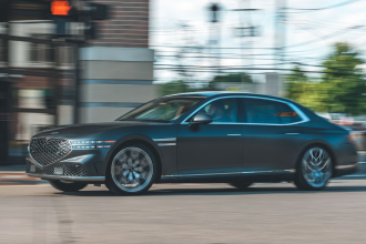 جينيسيس تستدعي طراز G90 بسبب لون الطلاء