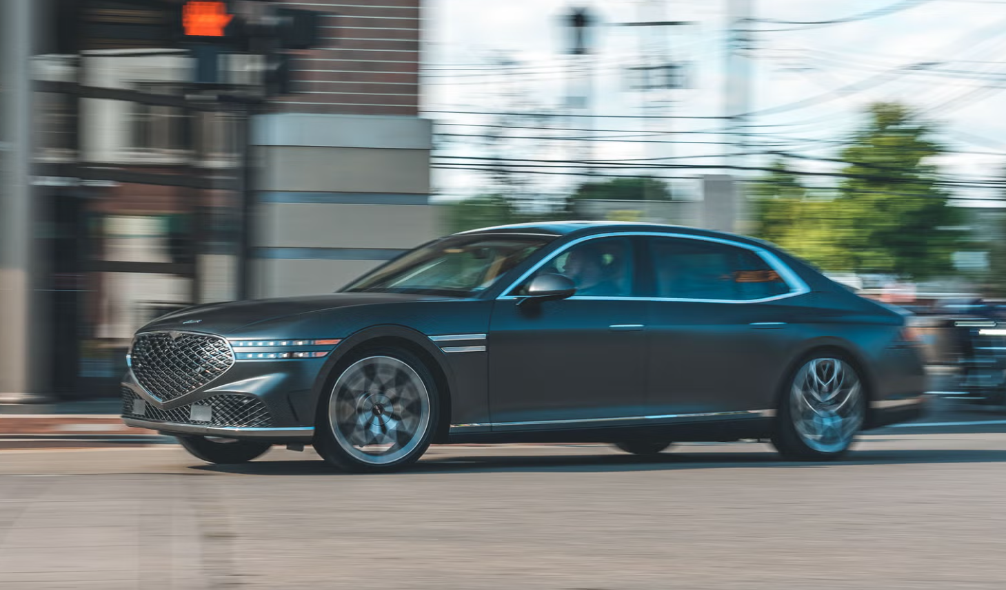 جينيسيس تستدعي طراز G90 بسبب لون الطلاء